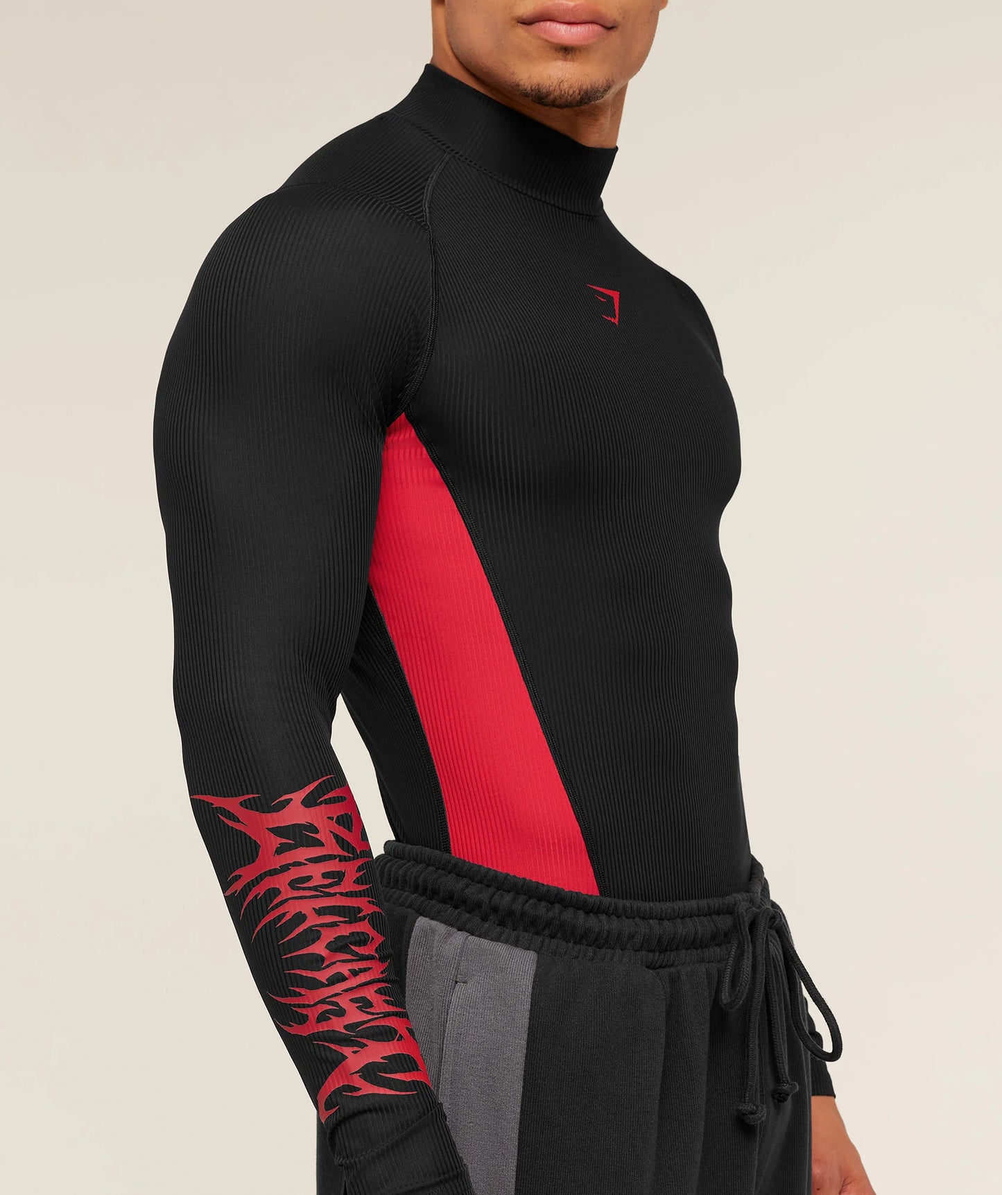 GYMSHARK X CARLOS BELCAST LONG SLEEVE TEE - BLACK/CARMINE RED