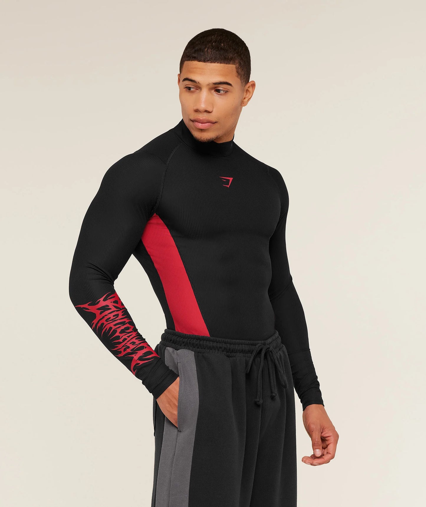 GYMSHARK X CARLOS BELCAST LONG SLEEVE TEE - BLACK/CARMINE RED
